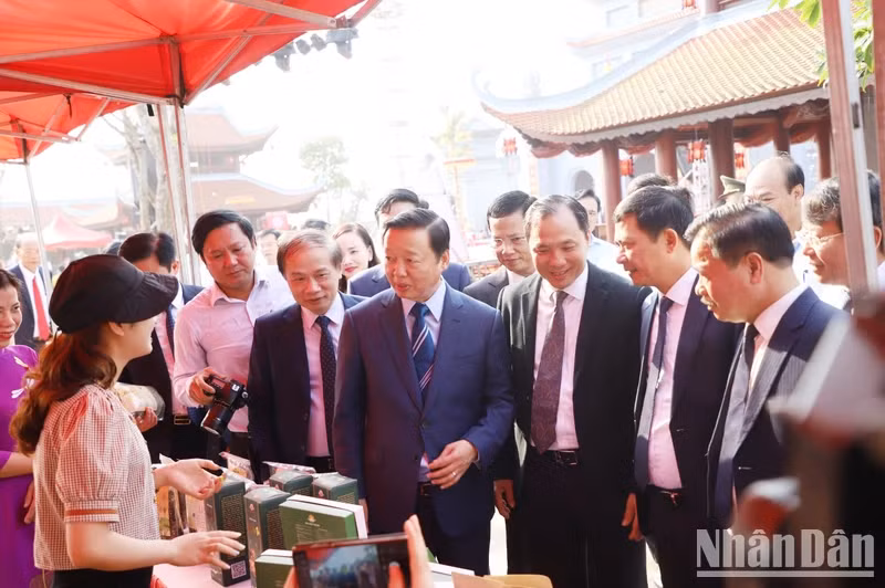 Deputy PM Tran Hong Ha and other delegates visit the booths displaying the locality’s products under the One Commune One Product programme.