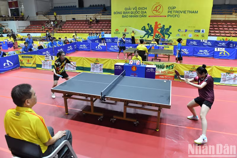Female tennis players from Hai Duong Long Hai 1 and Ho Chi Minh City 2 face off in the women's team event. Female tennis players from Hai Duong Long Hai 1 and Ho Chi Minh City 2 face off in the women's team event.