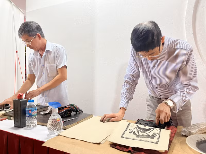 The artisans make great efforts to preserve ‘Do’ paper craft. The artisans make great efforts to preserve ‘Do’ paper craft.