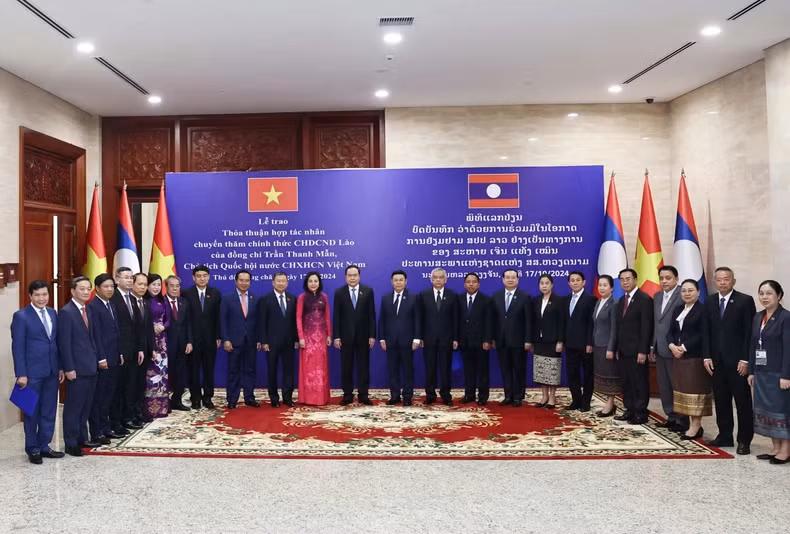 The NA leaders of Vietnam and Laos, along with other delegates. (Photo: VNA)
