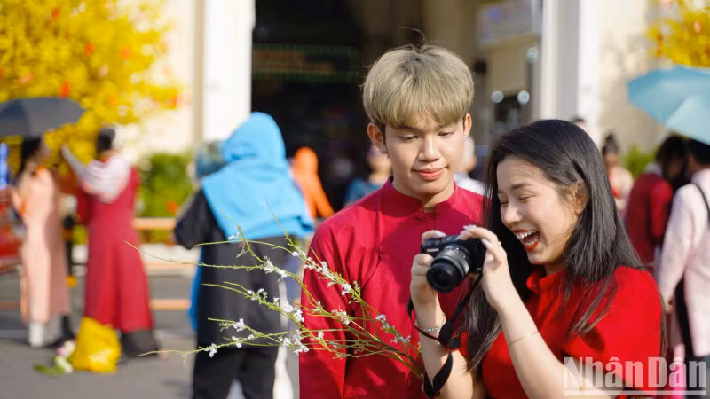 The space in front of Ben Thanh Market is always crowded with people taking photos.