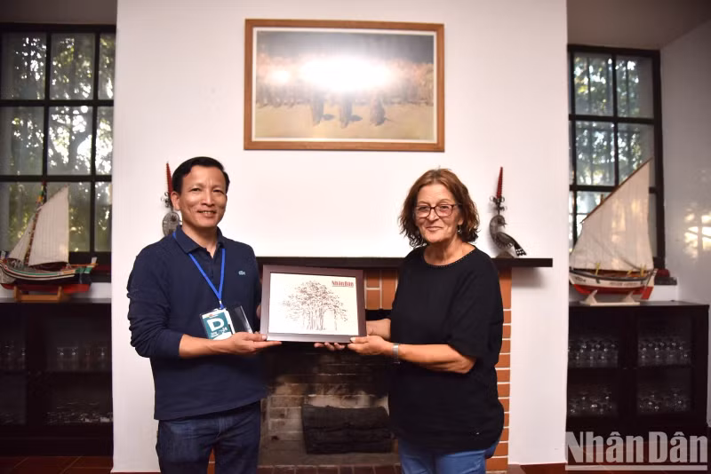 At the meeting with the Nhan Dan Newspaper delegation, Comrade Fernanda Mateus, a member of the Political Bureau of the Portuguese Communist Party, highly appreciated Vietnam's active participation in each press festival’s edition, which has significantly contributed to strengthening solidarity among communist parties, workers, and progressive forces worldwide.