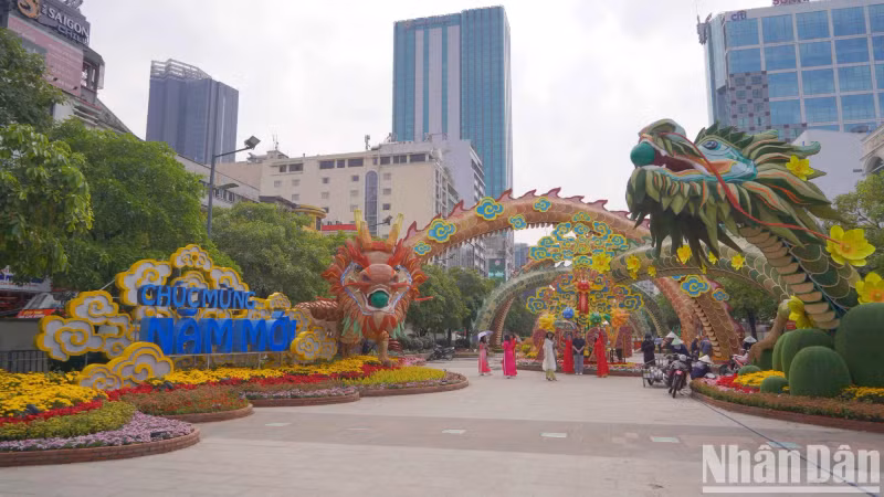 Right at the entrance to the flower street is the location of two large dragons. The dragon's mouth holds a 50cm diameter jade simulated by opaque mica plastic with a light inside. The two dragon bodies are crisscrossed together to create a beautifully decorated and airy ceiling.