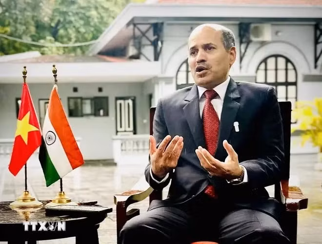 Indian Ambassador to Vietnam Sandeep Arya grants an interview to the press ahead of Prime Minister Pham Minh Chinh's state visit to India. (Photo: VNA)