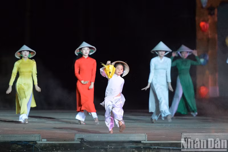 The future generations will continue to pass on and spread the image of the Ao Dai for all time.