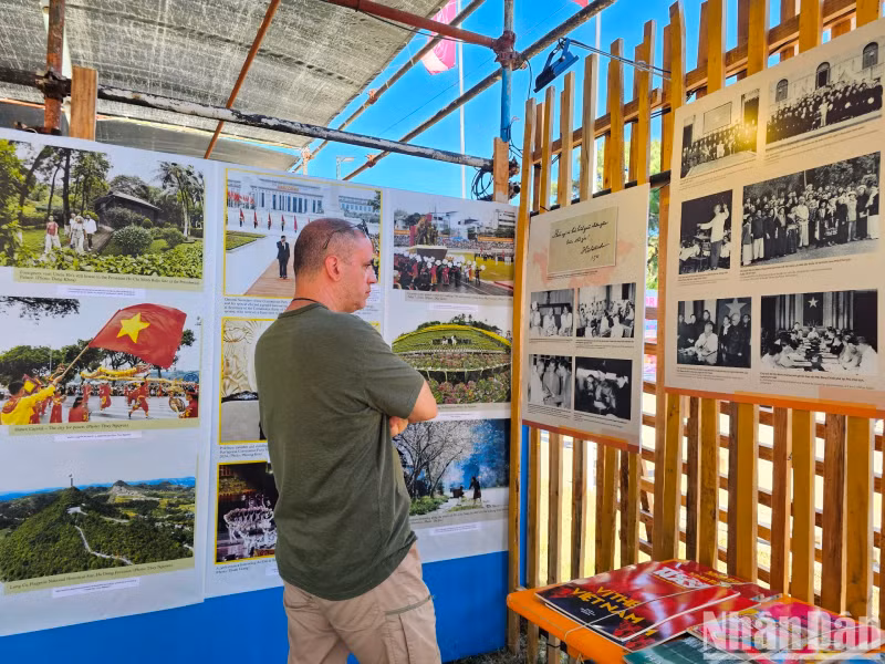 The photos and historical documents reflect the friendship and solidarity of democratic countries and peace-loving people worldwide who have always supported Vietnam's just struggle.