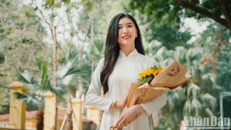 The beauty of a Vietnamese girl on the streets of the capital.