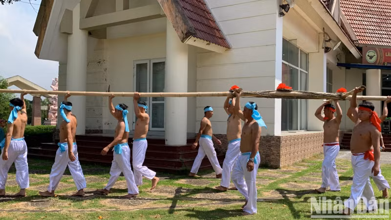 The ritual of lowering the bamboo pole. The ritual of lowering the bamboo pole.