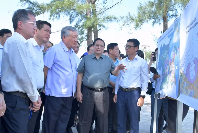 PM Pham Minh Chinh is inspecting the sea encroachment project in Da Nang city. (Photo: NDO)