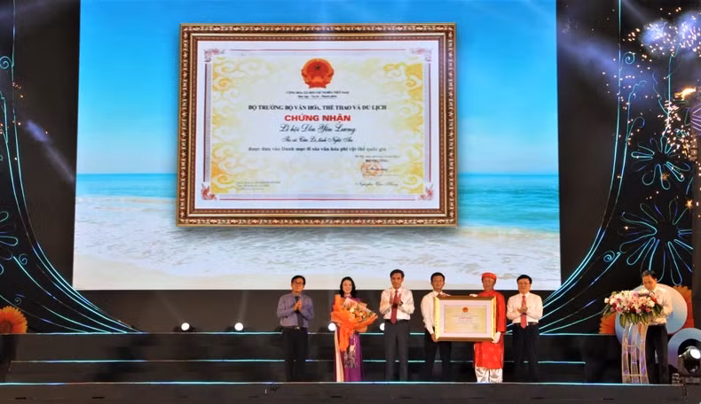 Cua Lo Town is honoured to receive a Decision recognising Yen Luong Temple Festival as a National Intangible Cultural Heritage.