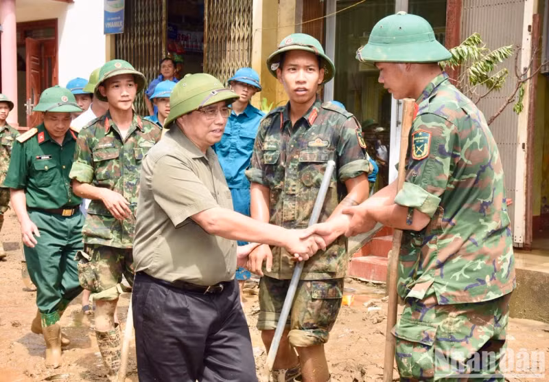 PM Pham Minh Chinh encourages the military forces actively participating in the cleanup efforts in Yen Bai City.