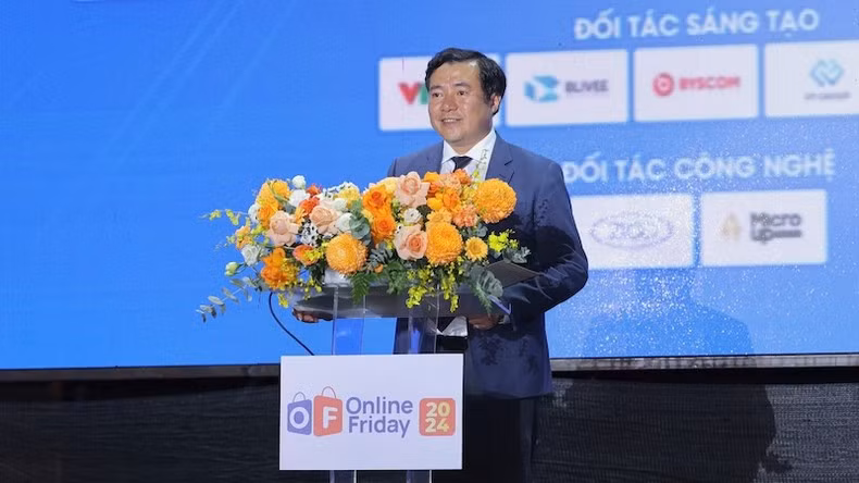 Deputy Minister of Industry and Trade Nguyen Sinh Nhat Tan speaks at the event.
