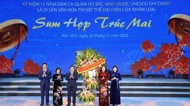 Vice Chairwoman of National Assembly (NA) Nguyen Thi Thanh presents flowers to congratulate Bac Ninh Province. 