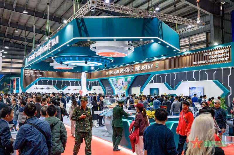 The exhibition space showcasing Vietnam's defence industry attracted numerous visitors. (Photo: TRUNG THANH/qdnd.vn)