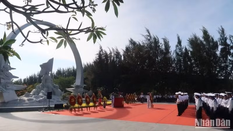 The delegation of the Naval Region 4 offers incense. (Photo: PHONG NGUYEN)