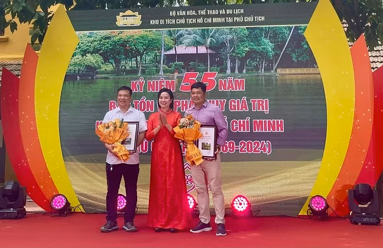 The first prize winners for the photo contest on the “beauty of the President Ho Chi Minh Relic Site in the Presidential Palace.” (Photo: TRANG ANH)