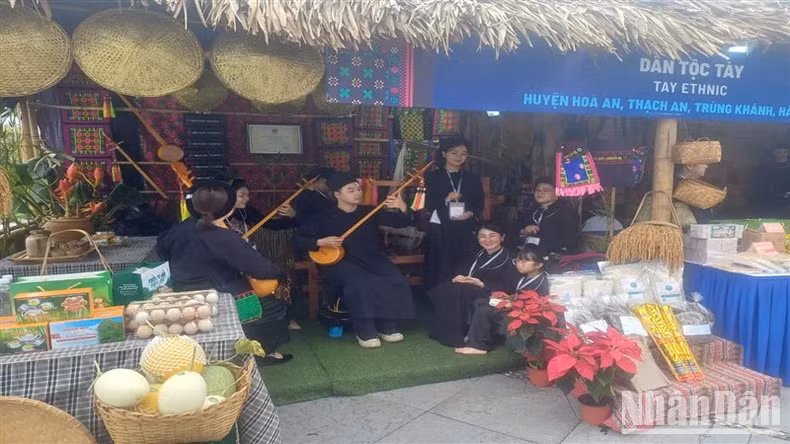 A pavilion showcases the cultural identity and products of the Non Nuoc Cao Bang UNESCO Global Geopark.