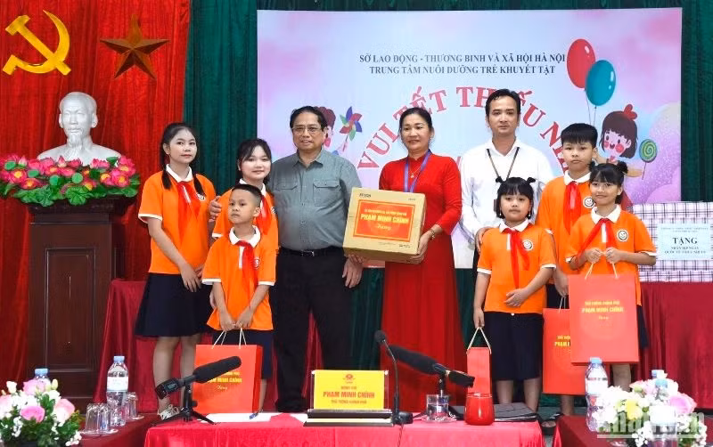 PM Pham Minh Chinh and officials present gifts to the Hanoi nursing centre for children with disabilities and children on May 31. (Photo: NDO)