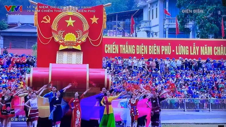 A float carrying the national emblem at the grand military parade. (Photo: screenshots)