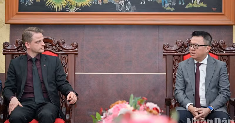 Editor-in-chief of Nhan Dan Newspaper Le Quoc Minh receives the delegation of the left-wing party Die Linke of Germany, led by Deputy Chairperson Maximilian Schirmer. (Photo: THE DAI)