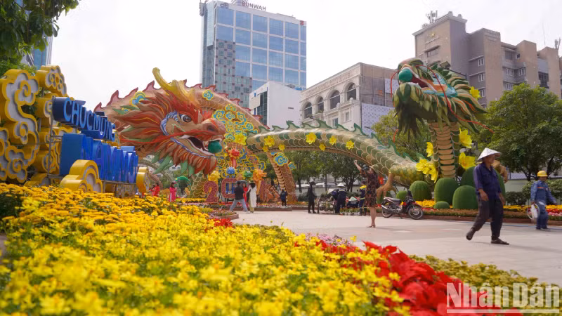Notably, this year’s giant dragon mascots are not just static shapes like in previous years, the dragons’ heads are designed to move flexibly, and they also emit a sound like a roar.