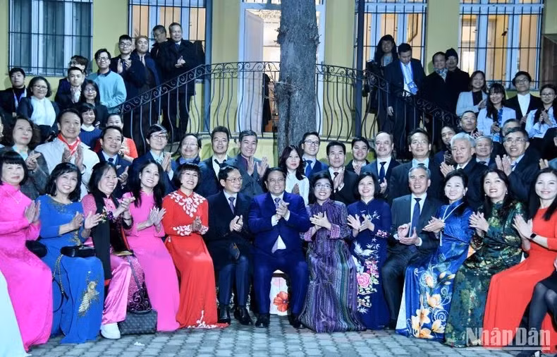 PM Pham Minh Chinh and his spouse pose for a photo with representatives from the Vietnamese community in Hungary. (Photo: NDO) PM Pham Minh Chinh and his spouse pose for a photo with representatives from the Vietnamese community in Hungary. (Photo: NDO)