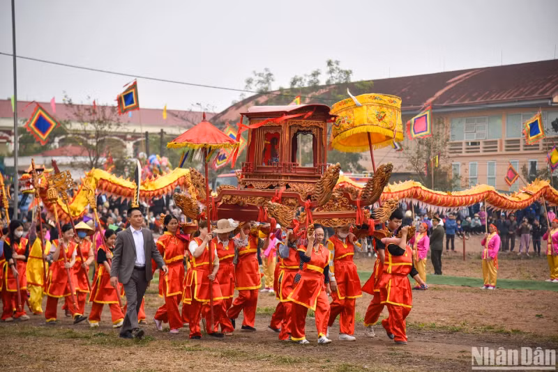 The festival includes the procession of a huge drum and memorial tablet of King Le Dai Hanh. The procession then proceeds to the field where the king ploughed.