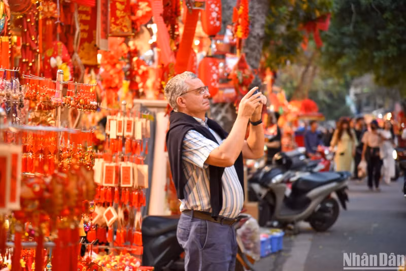 Hang Ma Street also attracts many foreign tourists.