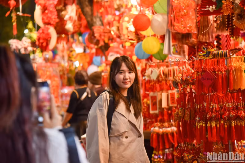 Many people choose Tet decorations early to avoid out-of-stock and crowded situations near the Lunar New Year.