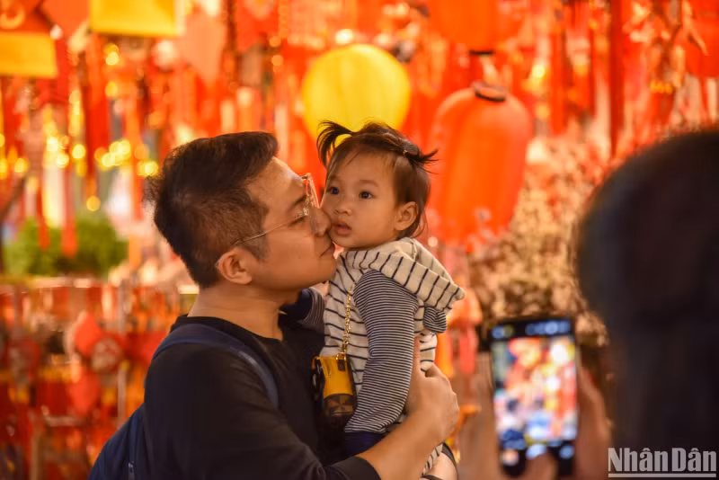 Hang Ma Street attracts large numbers of many families and young people to take photos.