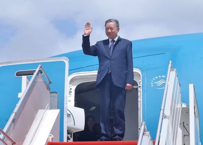 State President To Lam arrives at the Phnom Penh International Airport (Photo: VNA)