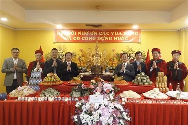 Representatives of the Vietnamese Embassy in Russia, agencies, associations, and Vietnamese people in Moscow at the ceremony. (Photo: VNA broadcasts)