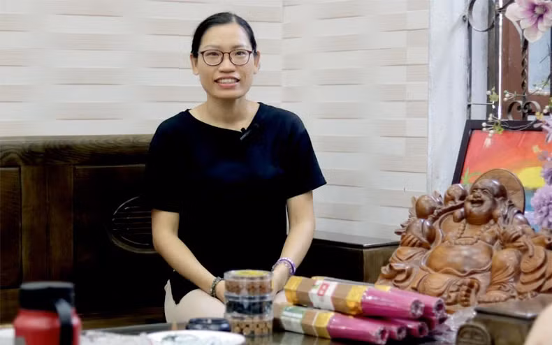 Phuong introduces the process of introducing traditional incense to international markets.