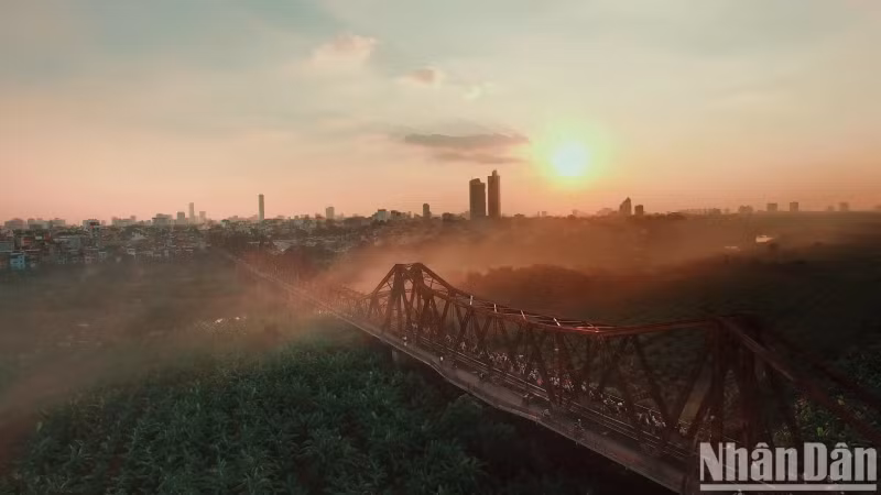 Kenny G's journey begins with the sunrise on Long Bien Bridge. This is a favourite address of many people of many generations. The 120-year-old bridge is also a historical witness of many changes in Hanoi.