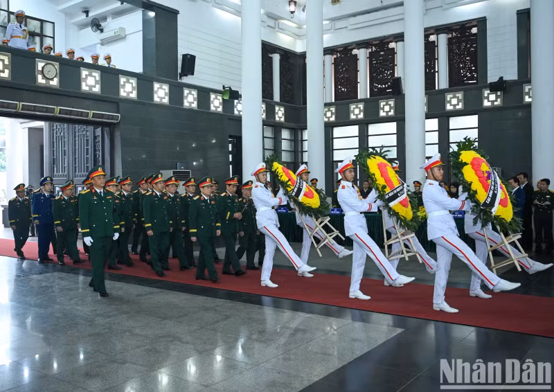 The delegation of the Central Military Commission and Ministry of National Defence, led by General Phan Van Giang, Minister of National Defence, pays respects to General Nguyen Quyet.