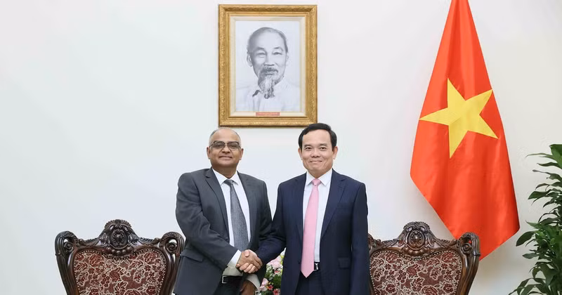 Deputy Prime Minister Tran Luu Quang (R) and ADB Country Director for Vietnam Shantanu Chakraborty. (Photo: VNA)