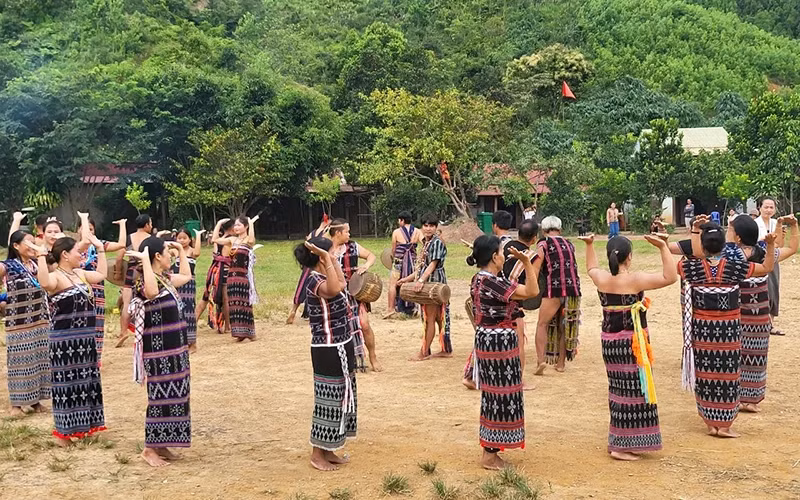 Co Tu ethnic minority group in Tay Giang (Quang Nam Province) perform a traditional dance at the village's community yard. (Photo: THANH NAM)