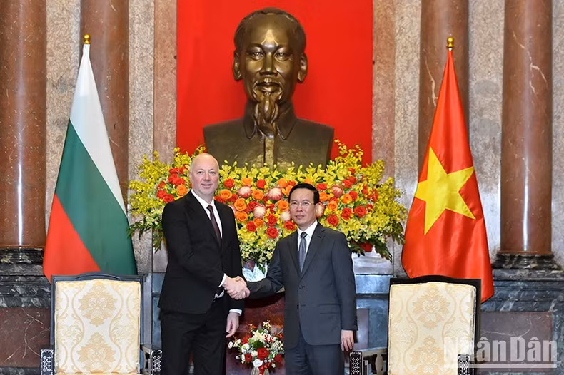 President Vo Van Thuong (R) and Speaker of the Bulgarian National Assembly Rosen Dimitrov Jeliazkov. (Photo: NDO) President Vo Van Thuong (R) and Speaker of the Bulgarian National Assembly Rosen Dimitrov Jeliazkov. (Photo: NDO)