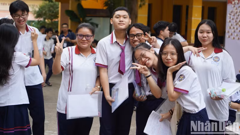 After finishing the Literature test, the candidates were quite confident. After finishing the Literature test, the candidates were quite confident.