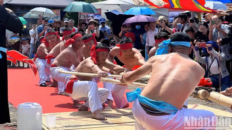 Huu Chap Village’s tug-of-war ritual honours the strength of unity. Huu Chap Village’s tug-of-war ritual honours the strength of unity.