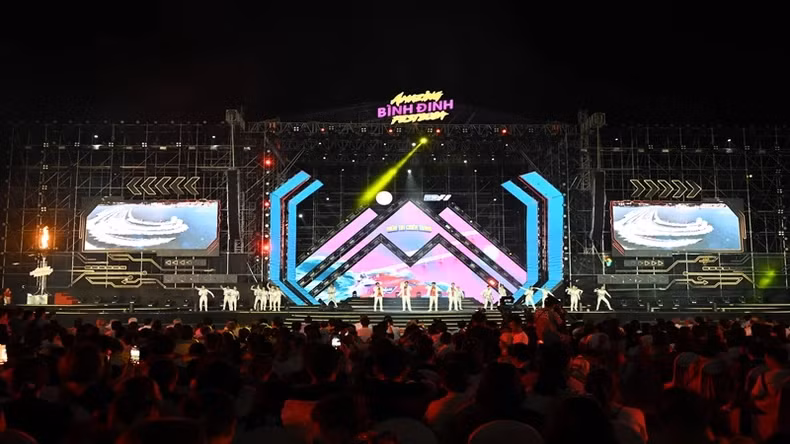 The event attracts a large number of domestic and foreign tourists.