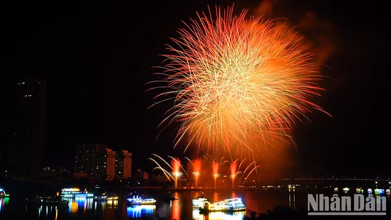 The US team had previously promised to provide beautiful fireworks displays. This is the first time the Rozzi Fireworks team from the US has attended the DIFF.