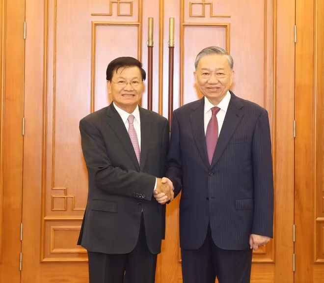 General Secretary of the Communist Party of Vietnam (CPV) Central Committee and President of Vietnam To Lam (R) and visiting General Secretary of the Lao People’s Revolutionary Party (LPRP) Central Committee and President of Laos Thongloun Sisoulith. (Photo: VNA)