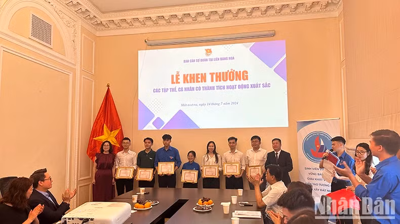 The awards ceremony for individuals and collectives with outstanding achievements in the youth movement in Russia in 2023. (Photo: THUY VAN)