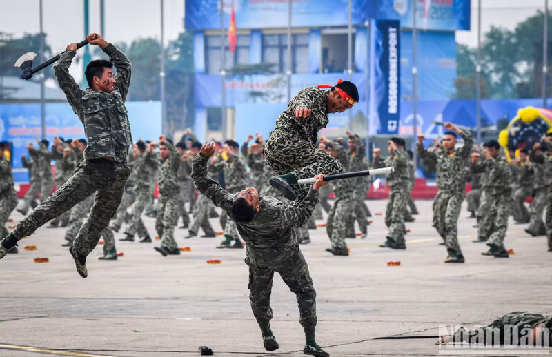 Commandos demonstrate their strength, highlighting the power of the Vietnam People's Army. Commandos demonstrate their strength, highlighting the power of the Vietnam People's Army.