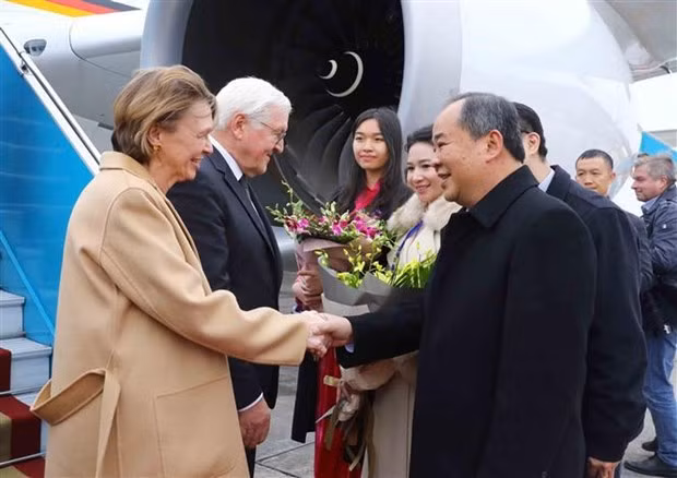 German President Frank-Walter Steinmeier and his spouse are welcomed by Vietnamese officials. (Photo: VNA) German President Frank-Walter Steinmeier and his spouse are welcomed by Vietnamese officials. (Photo: VNA)