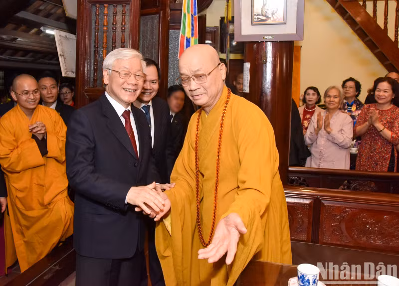 General Secretary and President Nguyen Phu Trong visits and extends greetings to several units in Hanoi and offers incense at Tran Quoc Pagoda and Quan Thanh Temple, on Lunar New Year's Eve of in 2019 (February 4). General Secretary and President Nguyen Phu Trong visits and extends greetings to several units in Hanoi and offers incense at Tran Quoc Pagoda and Quan Thanh Temple, on Lunar New Year's Eve of in 2019 (February 4).
