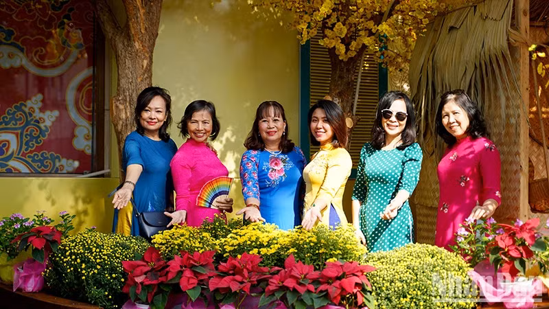 Elaborately decorated for traditional Tet, this place is popular among both young and middle-aged people.