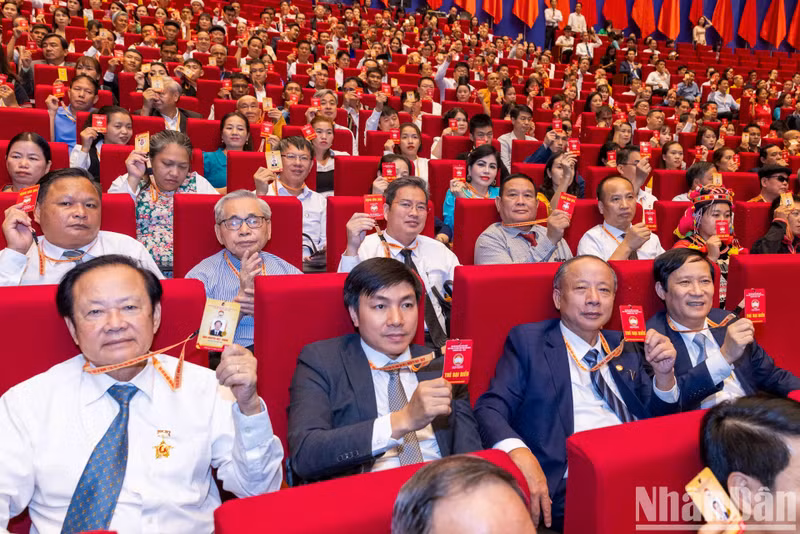 The delegates vote to approve the working agenda of the Congress.