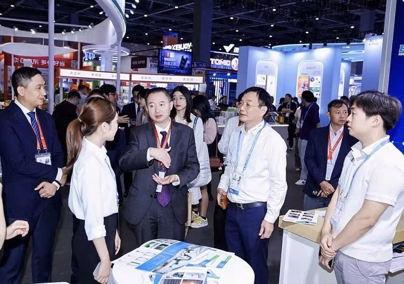 Vietnamese and Chinese officials visit booths of Vietnamese enterprises at the third GDTE. (Photo: thoibaotaichinhvietnam.vn) 